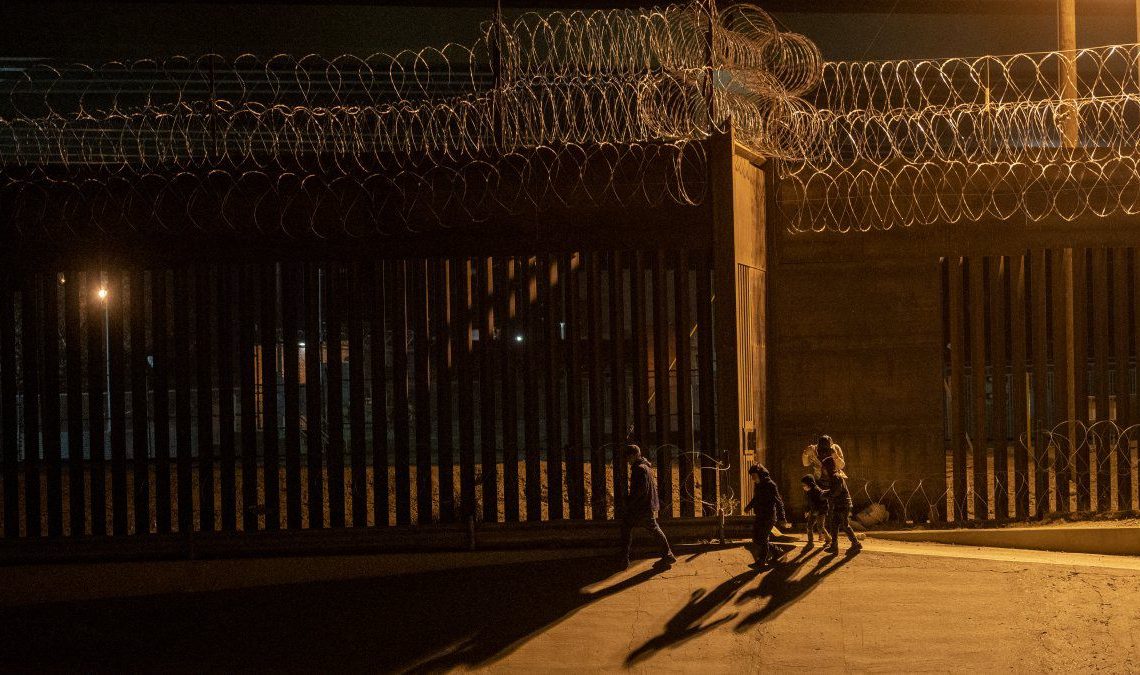 "¡No te vayas!", la súplica de un niño abandonado en la frontera México-EEUU
