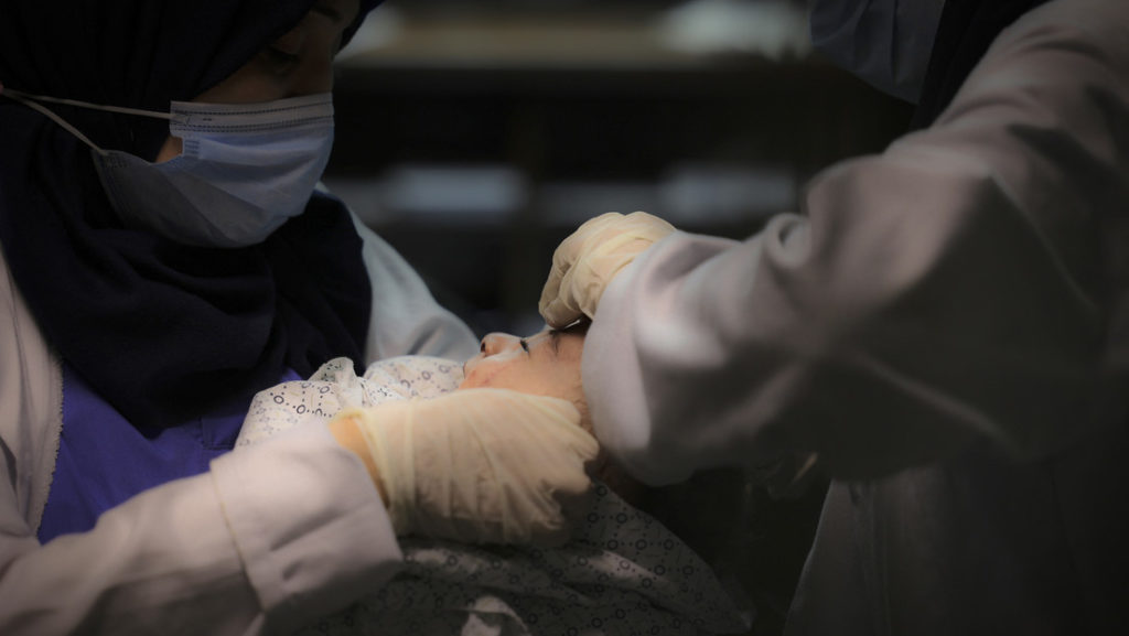 Bebé rescatado de los escombros tras ataque israelí