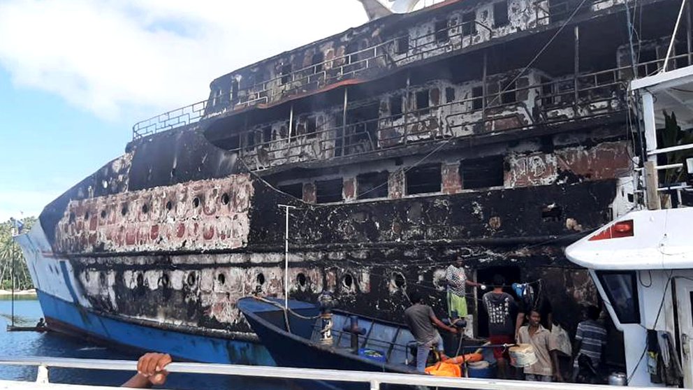 Un ferry con 200 pasajeros se incendió en Indonesia