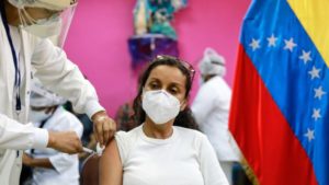 Joven recibe una dosis de vacuna en Venezuela