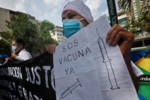 Venezolanos exigen ser vacunados