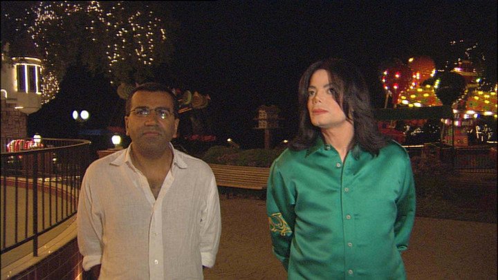 Michael Jackson junto a Martin Bashir en una escena de "Living with Michael Jackson", el programa de la discordia, de 2003. Foto AP