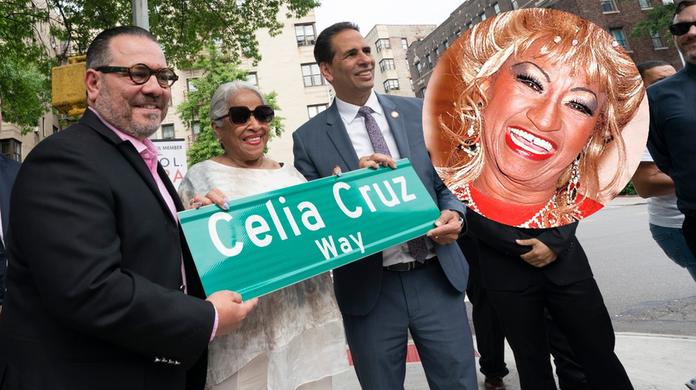 Omer Pardillo, exmanager de Celia Cruz, a la izquierda, Ruth Sánchez Laviera, quien fue amiga de la difunta cantante cubana, y el concejal de Nueva York Fernando Cabrera, a la derecha, sostienen un letrero con las palabras Celia Cruz Way.