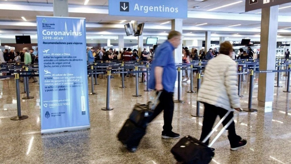 Argentina restringe ingresos a su territorio por temor a variante Delta