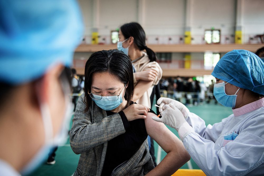 China supera los mil millones de dosis administradas de vacunas anticovid