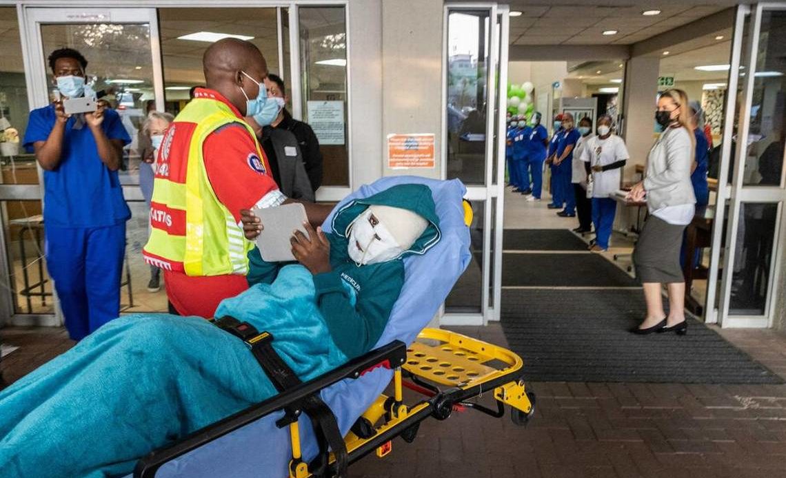 Cirujanos de Sudáfrica intentarán reconstruir la cara de un niño atacado por una hiena