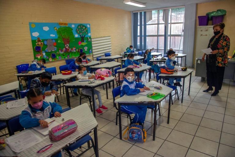 Con emoción y nervios, estudiantes mexicanos vuelven a las aulas