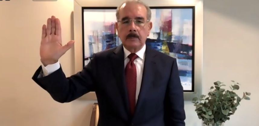 Danilo Medina juramentándose en el Parlacen