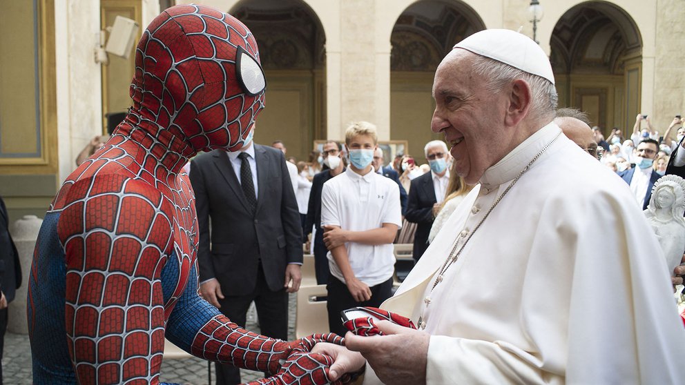 El papa Francisco recibe la visita inesperada de Spiderman