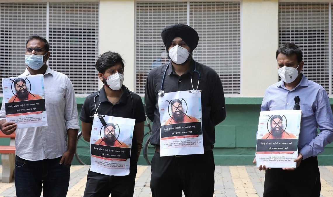 Médicos indios protestan contra gurú que afirma que el yoga previene covid-19