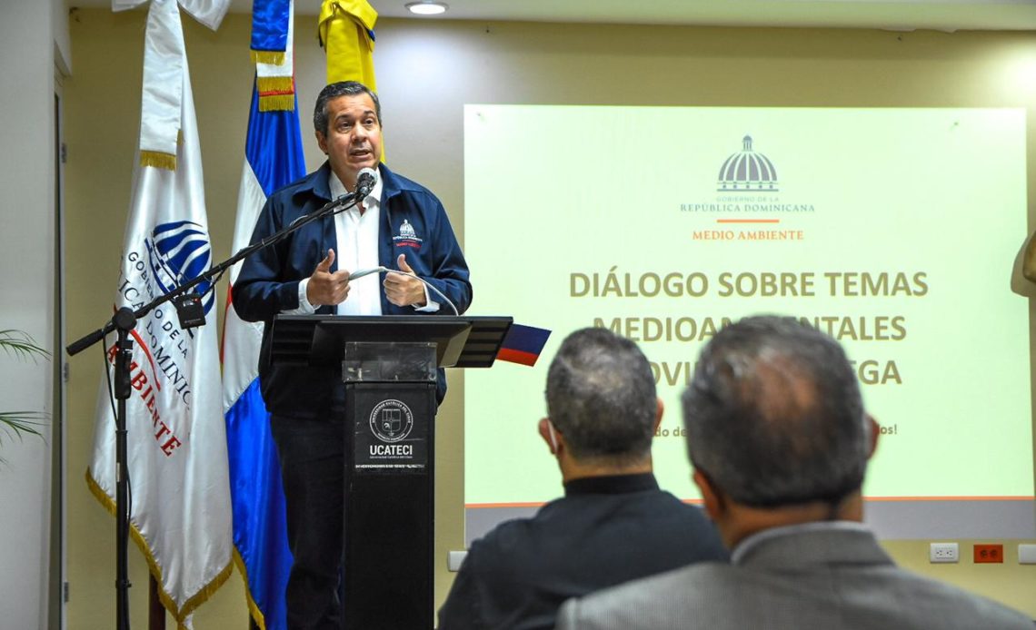 Ministro de Medio Ambiente se reúne con sectores sociales de La Vega (1)
