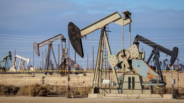 Petróleo se estabiliza tras caída de reservas de crudo en EEUU