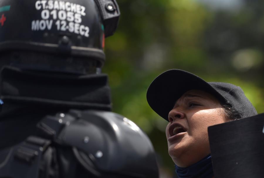 Dos civiles muertos y cuatro policías heridos dejaron enfrentamientos durante disturbios en Cali, capital del departamento del Valle del Cauca (suroeste), informó este sábado la Policía.