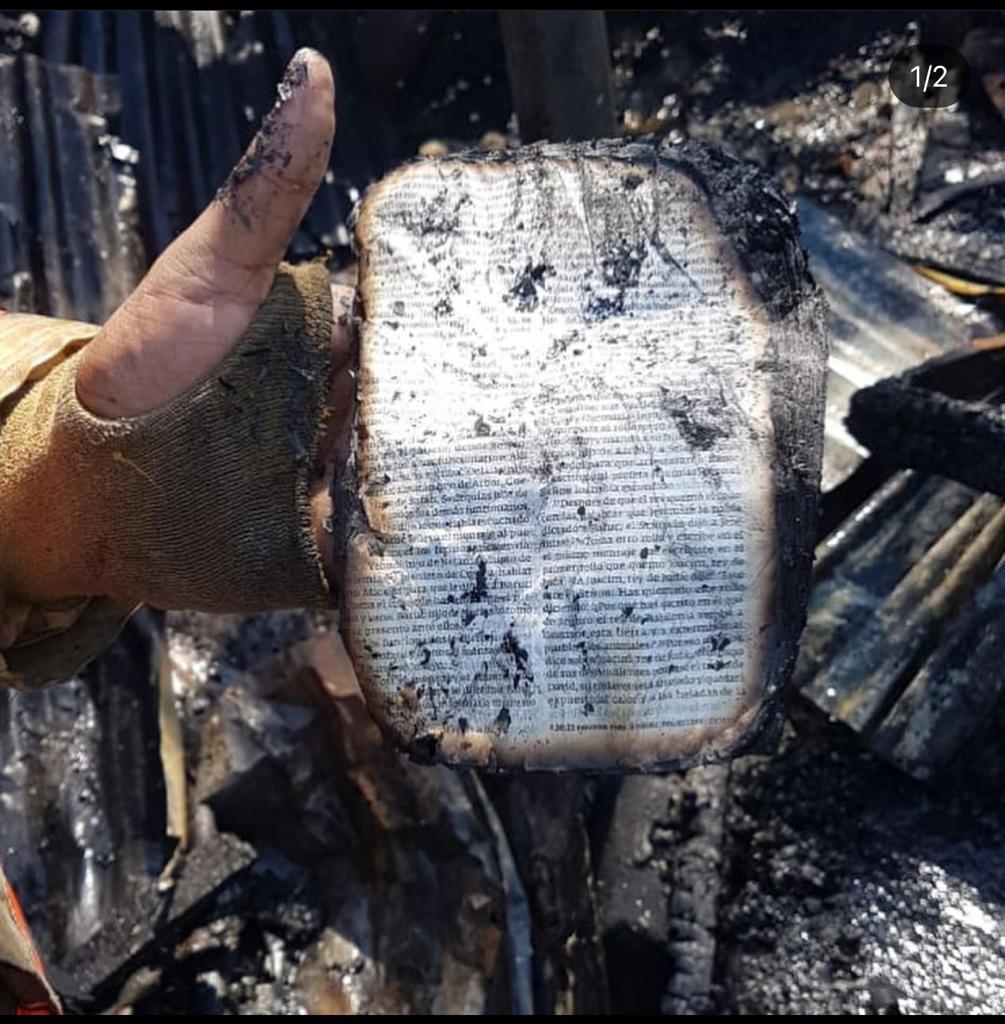 Biblia lacerada en incendio del sector San Carlos