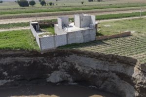 Vista aérea del socavón que se ha abierto en unas tierras de cultivo en Santa María Zacatepec, Puebla, el 1 de junio de 2021. El agujero está a punto de engullir una casa.