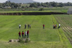 Decenas de personas observan el socavón que se ha abierto en unas tierras de cultivo en Santa María Zacatepec, Puebla, el 1 de junio de 2021.