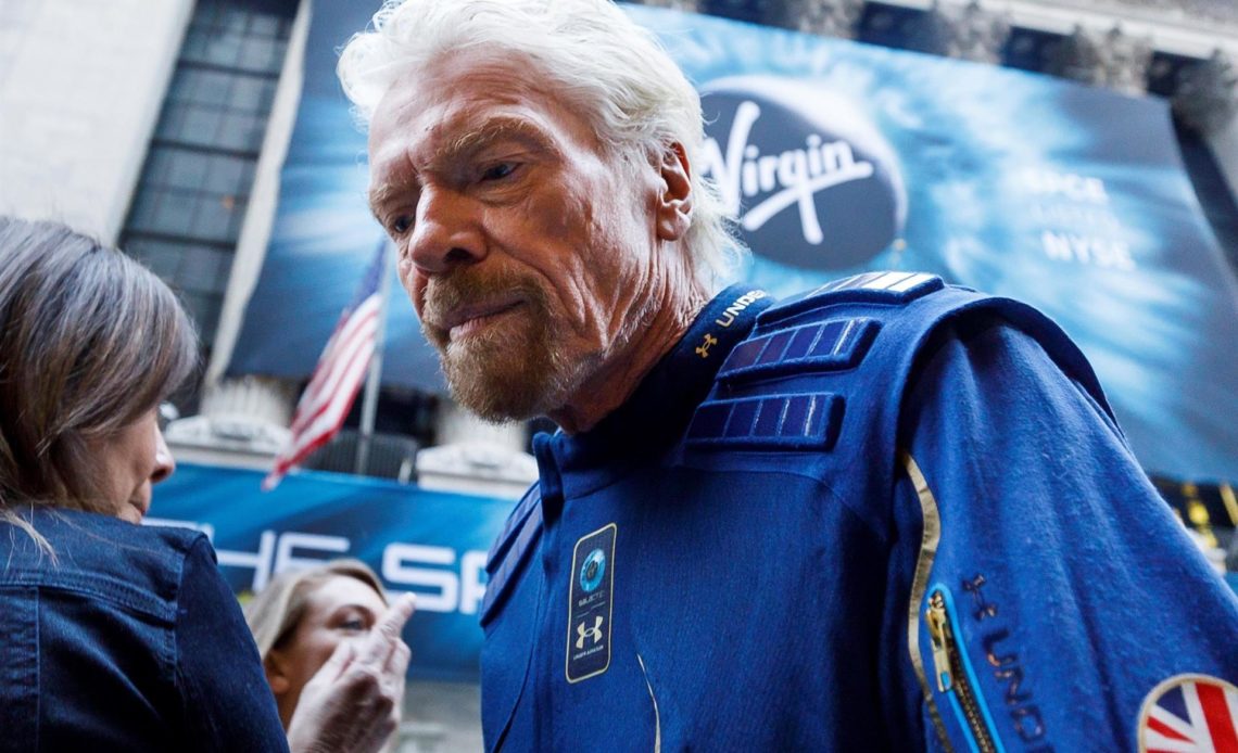 Richard Branson vuela a bordo de un avión de Virgin Galactic hacia el espacio