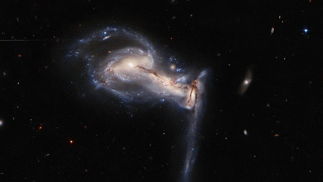 El telescopio Hubble capta una 'pelea' cósmica entre un espectacular trío galáctico