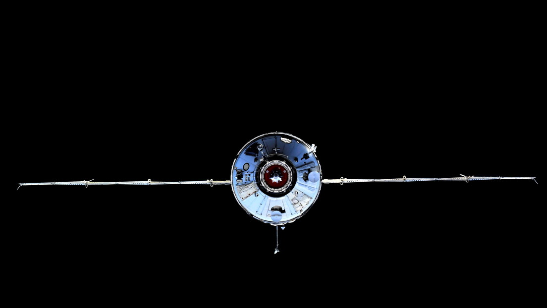 Cosmonautas muestran el interior del módulo científico ruso tras su acoplamiento a la EEI