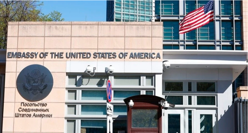 EE.UU. despide al personal no estadounidense de la embajada en Moscú
