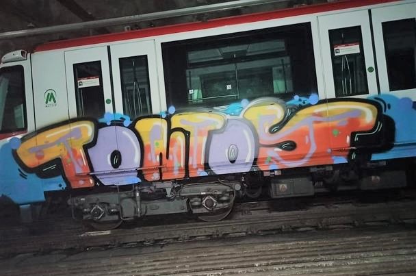 ¿Acción artística o vandalismo? Ciudadanos debaten grafiti sobre Metro