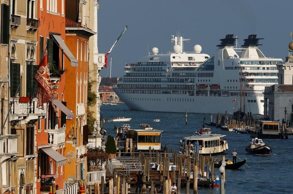 Italia prohíbe a grandes cruceros navegar cerca de Venecia