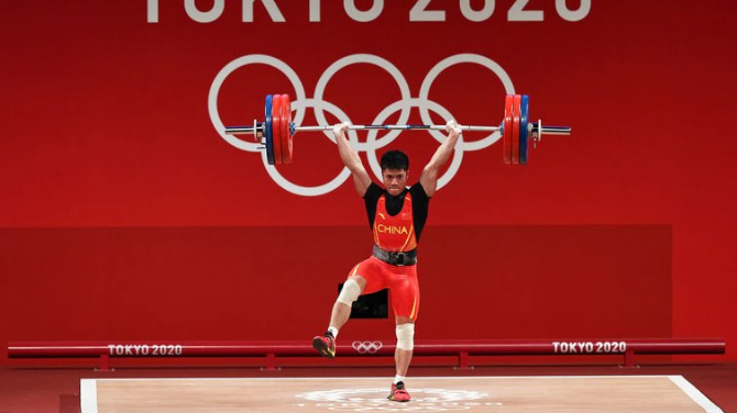 Tokio 2020: Levantador de pesas ganó el oro con técnica nunca antes vista