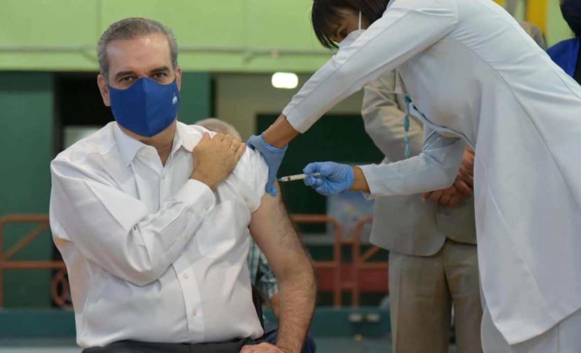 Luis Abinader recibiendo vacuna