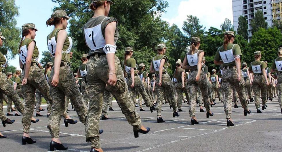 Polémica en Ucrania por zapatos de tacón para mujeres soldados