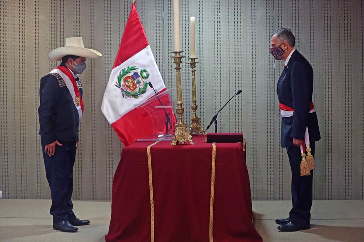Presidente de Perú intenta apaciguar críticas con dos últimos ministros