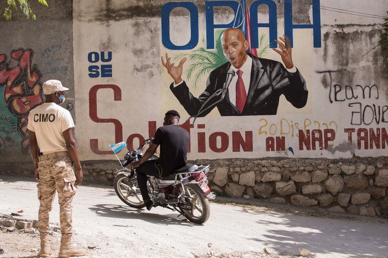 Un policía fue registrado este domingo al vigilar el acceso a la casa del asesinado presidente de Haití, Jovenel Moise, en Puerto Príncipe (Haití)