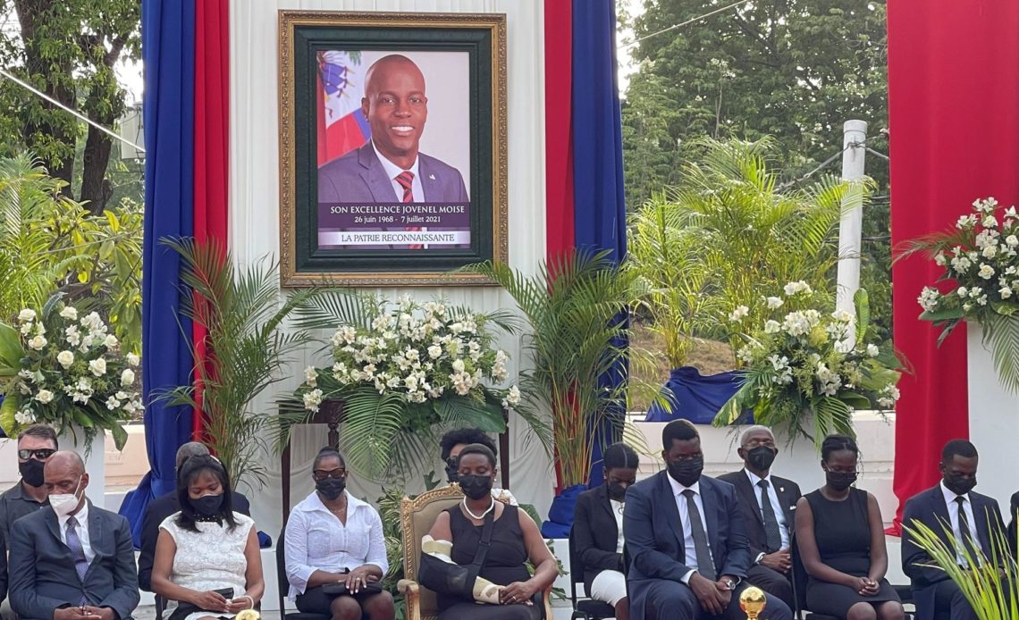 Martine Moïse recibe condolencias de políticos en una ceremonia