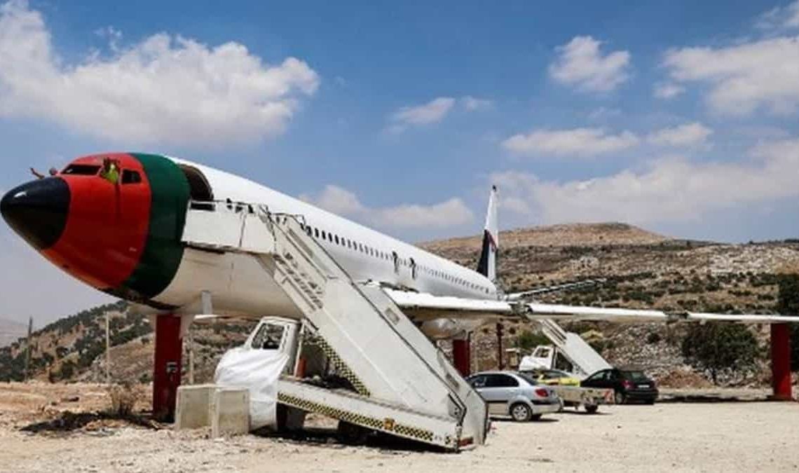 En Cisjordania, un avión es transformado en restaurante
