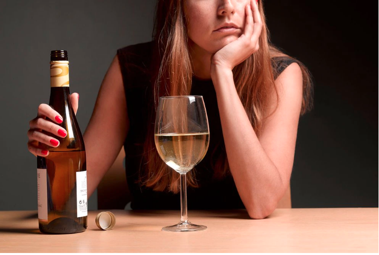 Mujeres del continente americano tienen más problemas con el alcohol en el mundo, según OPS