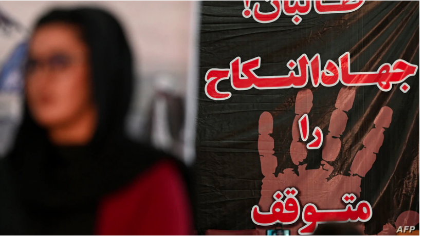 Periodistas mujeres dicen que los talibanes las excluyeron de los medios estatales