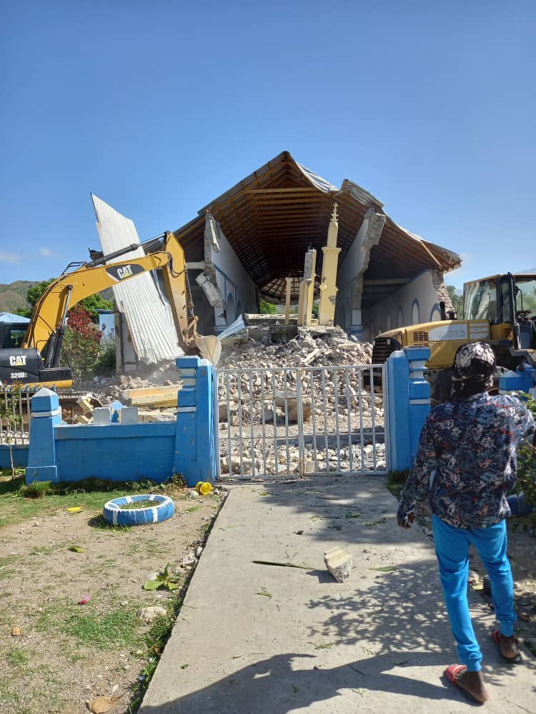 Reportan víctimas bajo los escombros en iglesia de “Les Anglais”