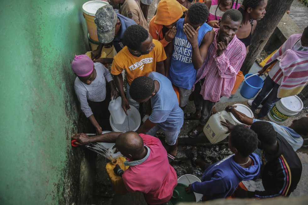 Haitianos buscando abastecerse de agua este domingo. Foto: JOSEPH ODELYN (AP) (HAITí)