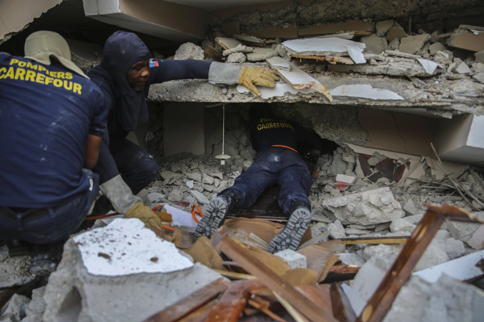 Rescatistas buscando supervivientes entre los escombros. Foto: JOSEPH ODELYN (AP) (HAITí)