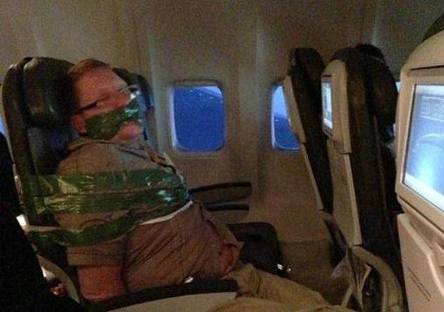 Tripulación de avión ata a un pasajero violento con cinta adhesiva en EEUU