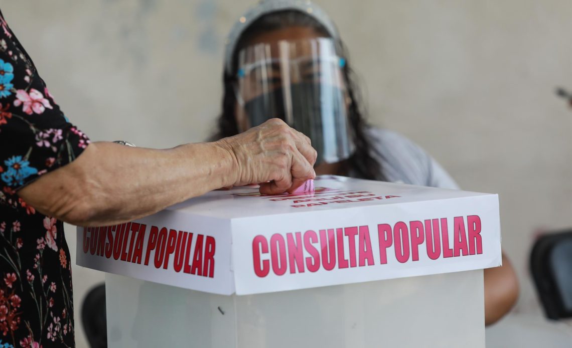 Pocos pero convencidos, los mexicanos votan para juzgar a sus expresidentes