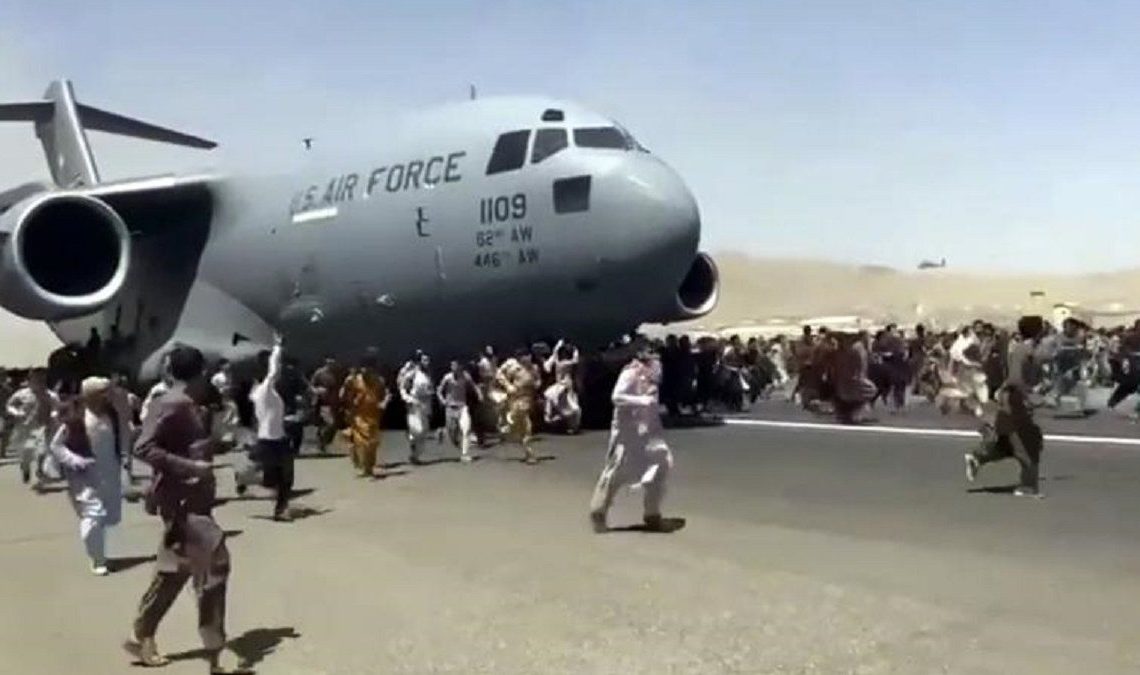 Hallan restos humanos en tren de aterrizaje de avión de EEUU que partió de Kabul