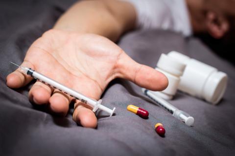 Acusan médico anestesista de inyectar drogas a su pareja durante "ceremonias de exorcismo" en el Reino Unido