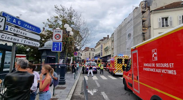 Una automovilista atropelló a clientes de un bar cerca de París y hay seis heridos