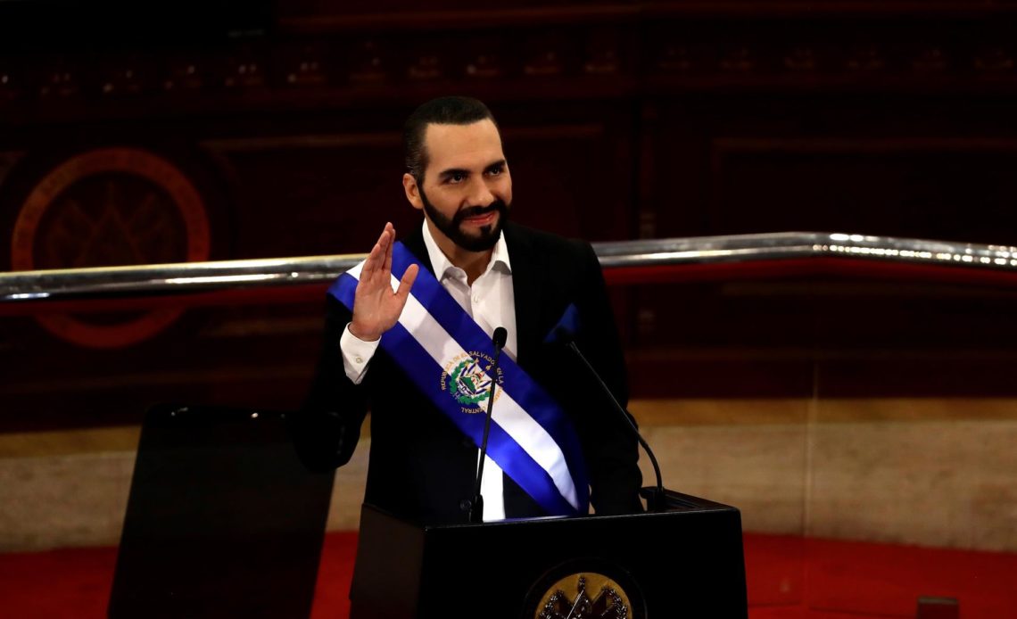 Bukele recibe un polémico proyecto para reformar la Constitución de El Salvador
