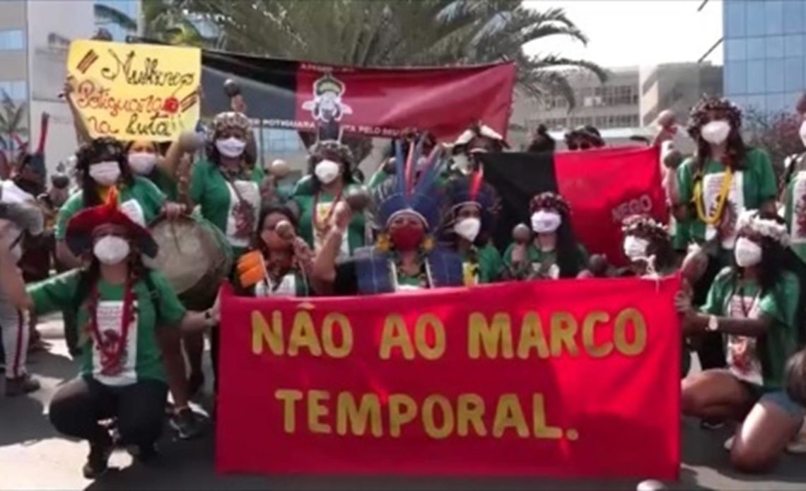 Miles de mujeres indígenas marchan en Brasil por sus derechos ancestrales