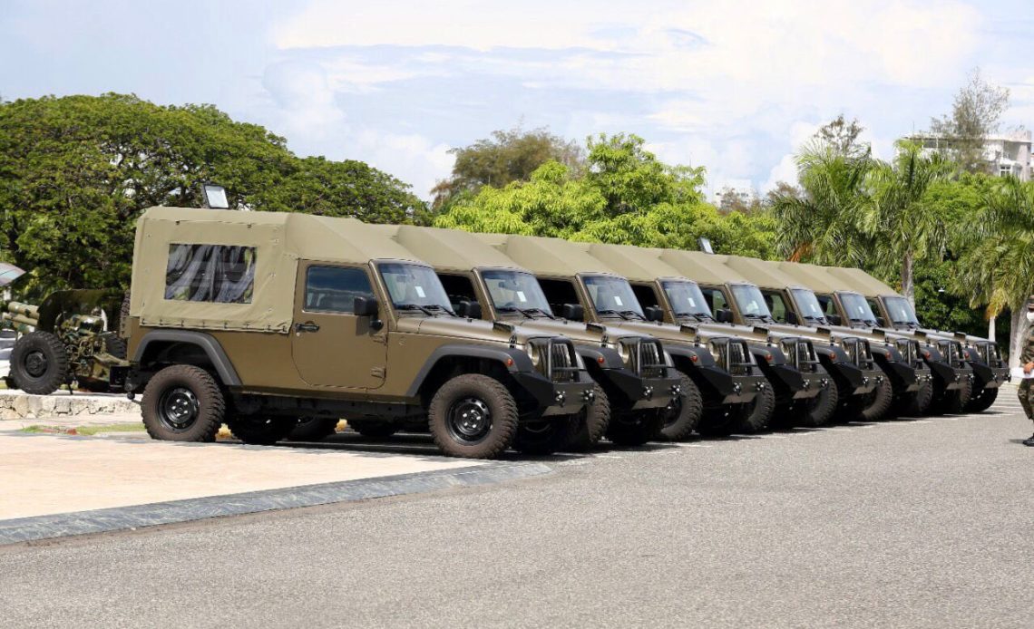 EE.UU. dona a RD ocho vehículos militares para patrullar la frontera con Haití