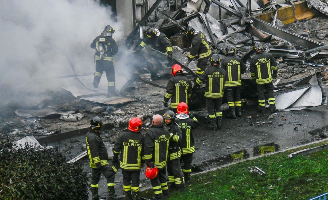 Mueren seis personas al estrellarse un avión contra un edificio en las afueras de Milán