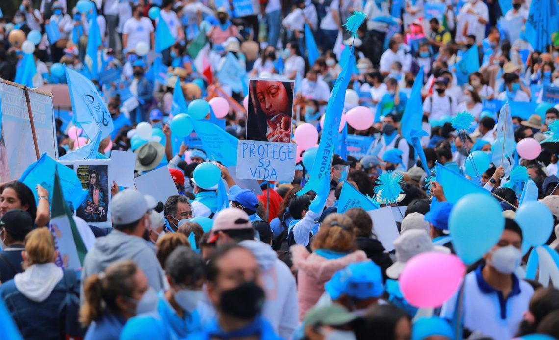 Miles de personas tiñen de azul la Ciudad de México en contra del aborto