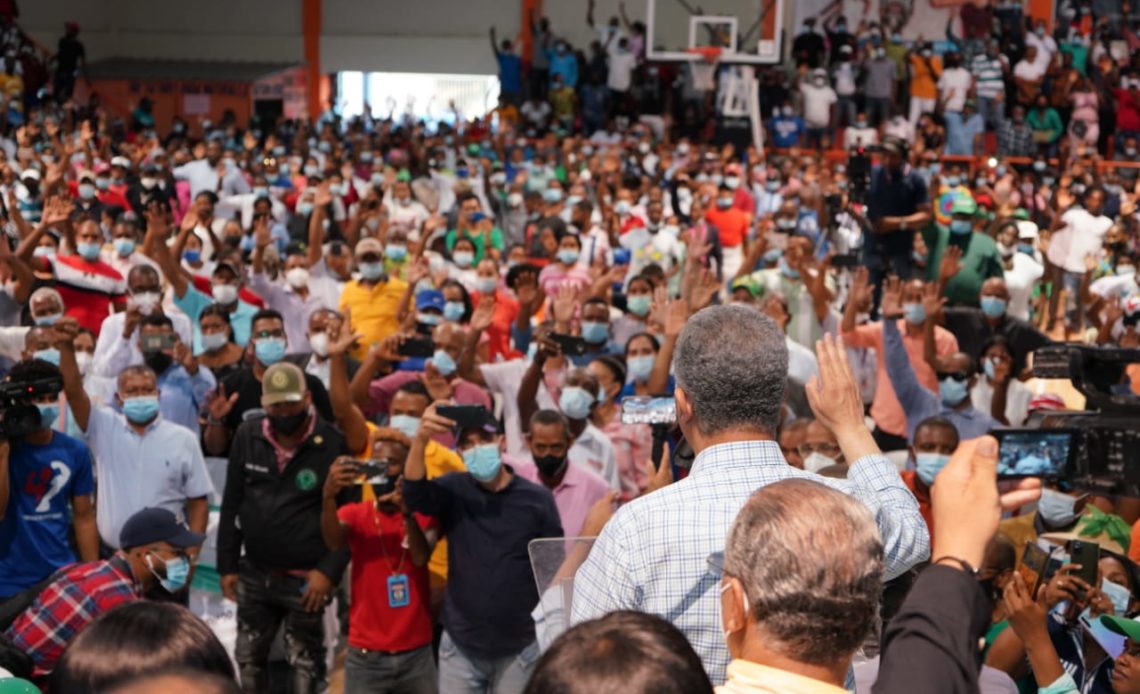 En San Cristóbal juramentan 2,924 nuevos miembros en la FP, entre ellos un alcalde y dos exdiputados peledeístas