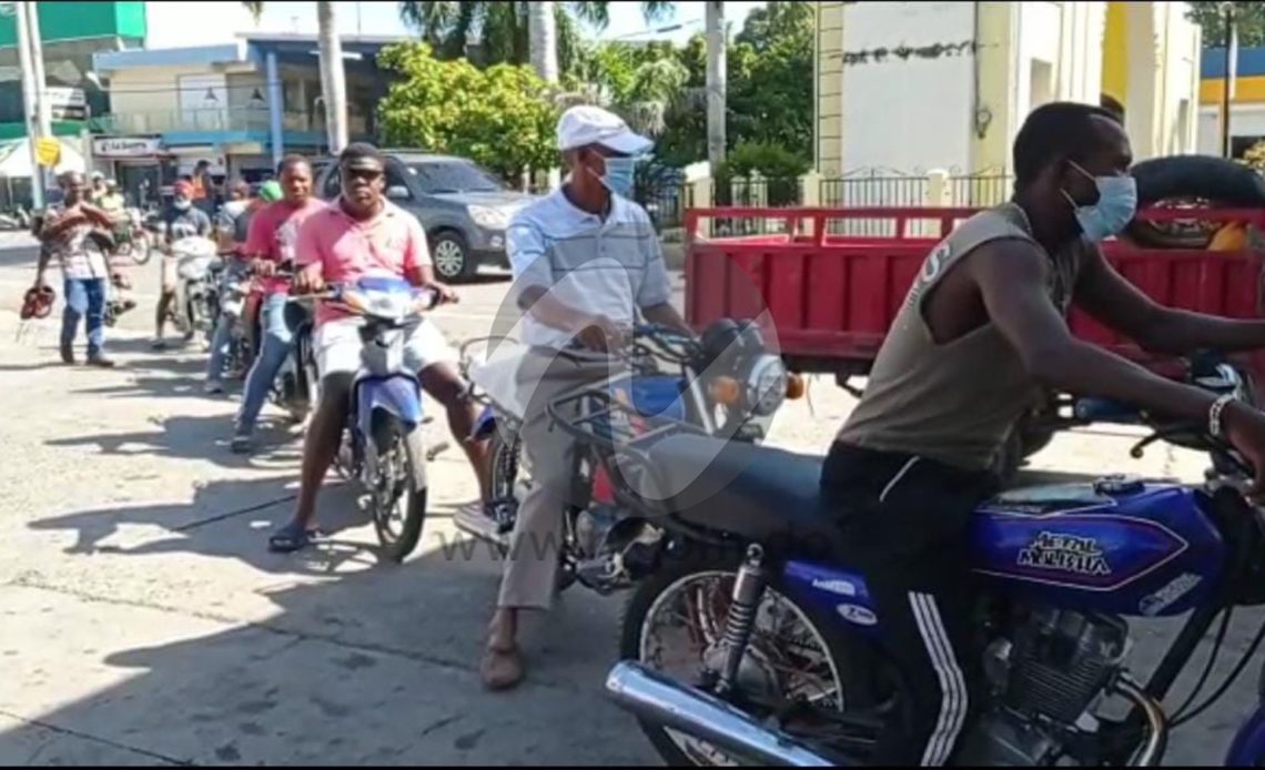 No hay combustible en Pedro Santana; galón cuesta hasta 800 pesos en Haití